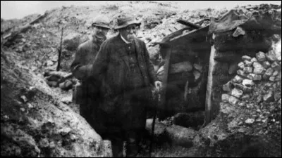 Vous reconnaîtrez le chef du gouvernement français, Georges Clemenceau, surnommé "le Tigre", arpentant une tranchée lors d'une visite sur le front : il a plusieurs fois rendu visite aux armées. ''Son but n'est pas de rivaliser de bravoure mais, en particulier, de se rendre compte du quotidien des Poilus''. 
Quelle est la date de cette visite qu'il a faite en tant que Président du Conseil ?