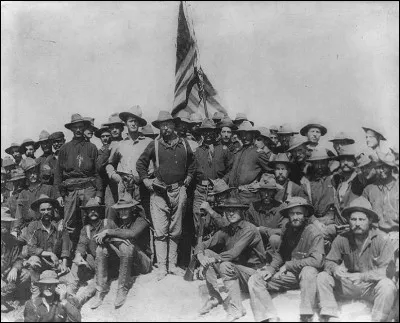 Lors de la guerre américaine contre l'Espagne, on vit Théodore Roosevelt avec ses Rough Riders, soit d'anciens shérifs ou cowboys à la retraite, qui s'illustrèrent dans de rares batailles quelque peu notables, comme celle de la prise de Santiago. Quelques jours après cette charge, la flotte espagnole quitta Cuba.
En quelle année ce futur président américain est-il intervenu dans ce conflit ?