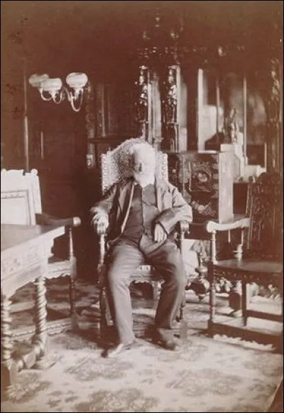 Victor Hugo dans la galerie de chêne à Hauteville House : vous trouverez dans ''maisonsvictorhugo.paris.fr'', le commentaire suivant « Le caractère de cette maison, c'est qu'elle est signée à chaque instant soit par la pensée, soit par le goût, soit par le travail de Victor Hugo. Pas un détail ne s'en est fait qu'il n'y ait présidé () C'est un autographe à deux étages.'' En quelle année était-ce?