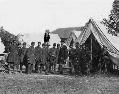 Indice crucial mais quand même assez évident, il s'agit du grand président américain Abraham Lincoln, à l'époque de la guerre de Sécession : on le voit ici accompagné du général George B. McClellan (général en chef au début du conflit) et d'un groupe d'officiers, près d'Antietam Creek.
Êtes-vous en mesure de situer l'année de cette photo ?