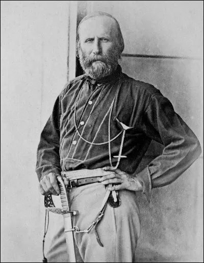 Au moment de cette photographie, Giuseppe Garibaldi était déjà reconnu comme un symbole international de libéralisation des pays. Guérillero au Brésil et en Uruguay, dans les décennies 1830-1840, il a surtout été un instrument important de la Risorgimento de l'Italie à partir de 1848.
Trouvez l'année de la photo, où avec ses ''chemises rouges'', il s'attaque au pouvoir des Bourbons en Sicile.