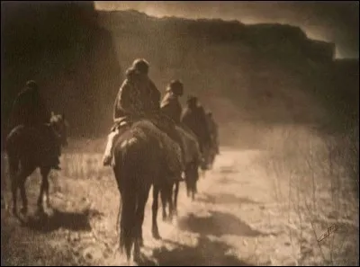 Edward Curtis a photographié un groupe d'Amérindiens Navajos à cheval au loin, dans ''The Vanishing Race''. Le travail de Curtis visait à montrer l'existence de différentes tribus mais malheureusement, il a contribué au stéréotype que les autochtones représentaient le passé, et non le présent.
Quelle est la bonne date, parmi les trois qui suivent ?