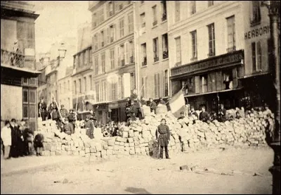 Vue des barricades sur la rue de la Roquette, place de la Bastille, à l'occasion de la Commune de Paris, proclamée lors des élections du 28 mars. Maîtres malgré eux de la capitale, les révolutionnaires sont 150 000 hommes de la garde nationale, ouvriers et militants socialistes : le résultat sera la tragédie de la Semaine Sanglante.
La date où la capitale supporta le siège de l'armée nationale ?