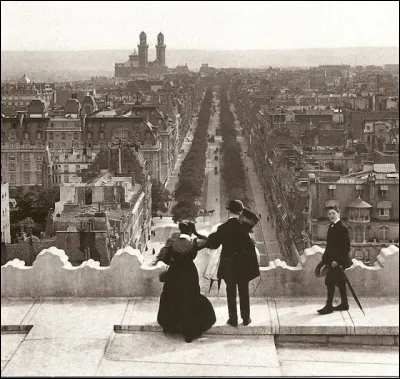 Photo exceptionnelle offrant une vue magnifique depuis l'Arc de Triomphe, ceci pendant la cinquième exposition universelle à avoir lieu à Paris. Notez, au loin à gauche, on a une vue du Palais de Chaillot. Quelle est la date de ce cliché du XVIe arrondissement, qui offre tout un panorama sur l'avenue Kléber ?