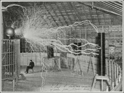 Cette célèbre photographie montre Nikola Tesla assis dans son laboratoire du Colorado pendant qu'un éclair globulaire s'échappe d'une immense bobine.
Trouvez l'année de cette photo, où l'excentrique électricien et inventeur américain travaillait à transmettre de l'électricité sans fils, sur de longues distances, sans perte d'énergie :