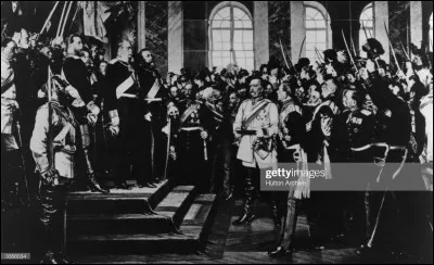 On est ici témoin d'un acte d'humiliation qui aura de lourdes portées : le chancelier Bismarck fait proclamer l'Empire allemand, dans la galerie des Glaces de Versailles, en présence de Guillaume 1er, de 600 officiers et de tous les princes allemands sauf Louis II.
Douloureux souvenir dont vous devez savoir la date :