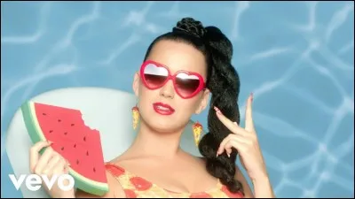 Qui chante « Last Friday Night » ?