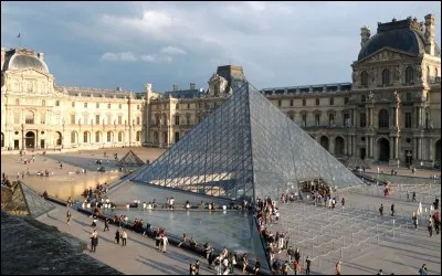 Quel roi ou empereur n'a pas vécu au Louvre ?