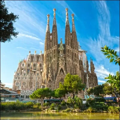 En quelle année doit se terminer normalement le chantier de la Sagrada Familia à Barcelone ?