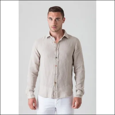 De quelle couleur était sa chemise quand il a tourné Billie Jean ?