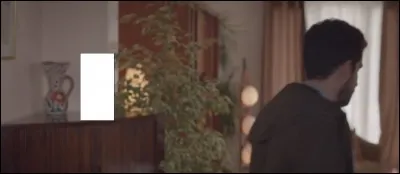 Que représente la statue sur le meuble ?