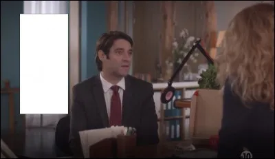 Sur le porte manteau dans le bureau d'Alice il y a :