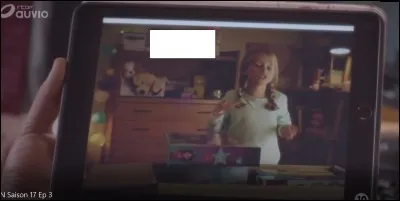 La lampe derrière la petite fille décrit un mot lequel ?