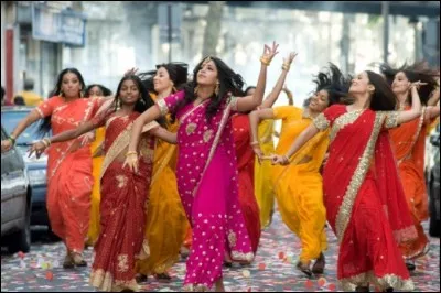 En Inde, quel nom porte le costume traditionnel féminin composé de soie ou de coton ?