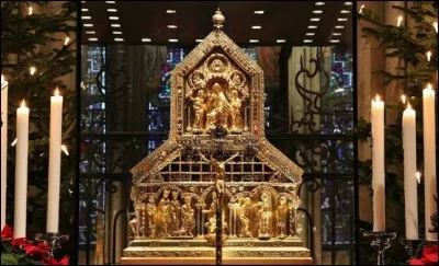 La châsse des Rois mages est un reliquaire contenant les restes des mages. Elle est située dans la cathédrale de Cologne.