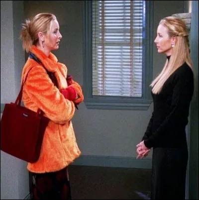 Qui est née en premier entre Phoebe et sa sur Ursula ?