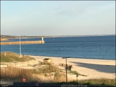 La profondeur des oc&eacute;ans est &agrave; environ...