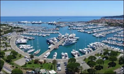 Comment se nomme l'un des plus grands ports de plaisance d'Europe, qui se trouve &agrave; Antibes et baigne en M&eacute;diterran&eacute;e ?