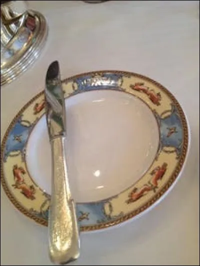 Selon la spécialité de la Mère Brasier (reprise par Bocuse), quel ingrédient n'entre pas dans la composition de la poularde demi-deuil ?