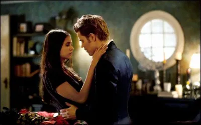 Qui sort avec Stefan Salvatore saison 1 ?