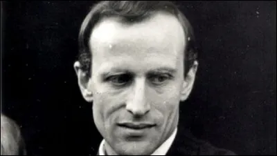 Qui est cet auteur dont l'un des romans s'intitule "L'Herbe rouge" ?