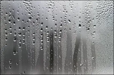 La vapeur présente dans l'air devient liquide au contact d'une vitre froide. Quel est le changement d'état subi par l'eau ?