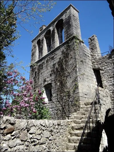 Où se situe le merveilleux village de Balazuc, aux pierres bleutées et aux arcades médiévales, classé parmi les "Plus beaux villages de France" ?