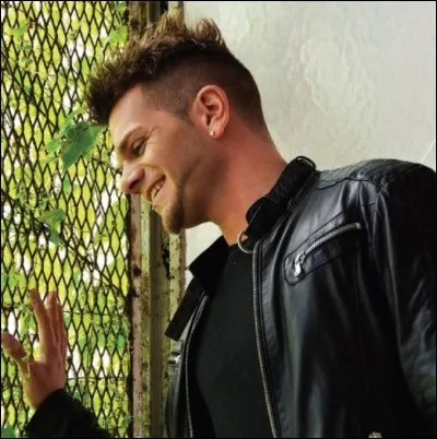 Que faisait-il avant d'être chanteur ?