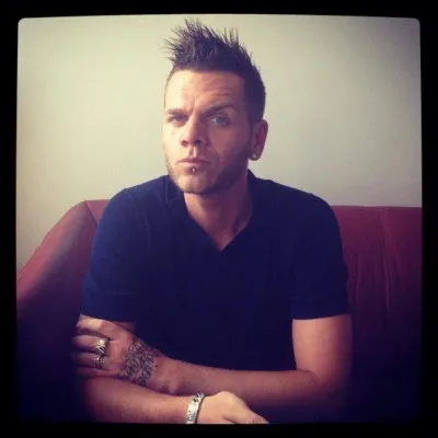 De quel animateur radio est-il très proche ?