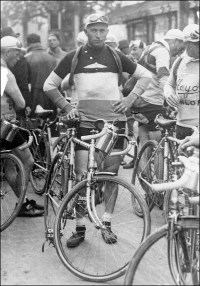 Second vainqueur luxembourgeois, après François Faber en 1909, il gagne le Tour de France en 1927 et en 1928. Il est le premier à avoir porté le maillot jaune du début à la fin de la course, en 1928. Il s'agit de ...
