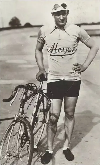 C'est l'un des sportifs français populaires de l'époque : double vainqueur du Tour, en 1930 et 1932, il a remporté 25 victoires d'étape. C'est ...