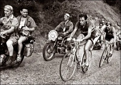Cet Italien, en remportant le Tour en 1949 et en 1952, est le premier à réaliser, à deux reprises, le doublé Tour d'Italie-Tour de France la même année. C'est ...