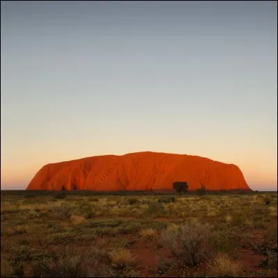 Sous quel nom conna&icirc;t-on &eacute;galement Ayers Rock ?