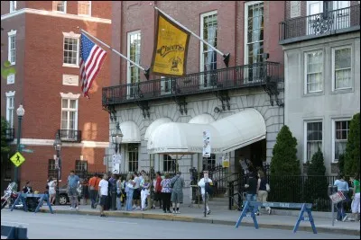 Dans quelle ville am&eacute;ricaine se situe le bar de Cheers ?