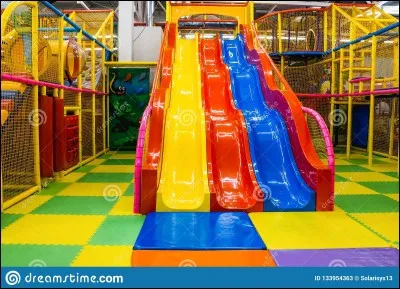 Sortons de cette pièce pour aller à l'étage dans :