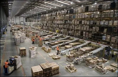 Sortons de la maison, traversons le jardin et voici le local professionnel et :