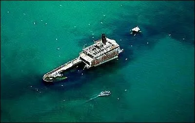 Survol des vestiges altérés d'un cargo libérien à coque d'acier qui le 28 novembre 1960 voguait en direction des Pays-Bas par la voie maritime du Saint-Laurent : il a été accueilli par des vents et de la neige et le navire s'est échoué. 
Quel est ce navire qu'on peut voir au parc national Sleeping Bear Dunes National Lakeshore et le nom du lac où l'on peut le voir ?