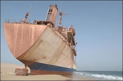 Vous voyez ici un navire frigorifique anciennement appelé Iglo Express, bâti en 1970, long de 118.22m par 15.83m de large : il s'est échoué depuis le 4 août 2003 au Ras Nouadhibou : l'équipage de 17 marins a heureusement été sauvé par l'armée nationale.
Vous devez trouver le nom actuel de ce navire et l'endroit où il s'est échoué :
