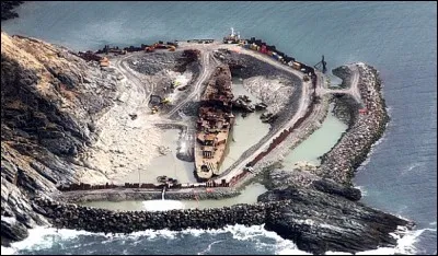 Croiseur russe de 1955 qui était remorqué vers l'Inde quand en 1994, il s'échoue : un journal révèle qu'il contient des substances radioactives dangereuses pour l'environnement. Il a fallu créer une double enceinte autour de l'épave pour le démanteler, pièce par pièce.
Nommez ce navire qui devrait nous servir d'exemple et situez l'endroit de ce chantier :