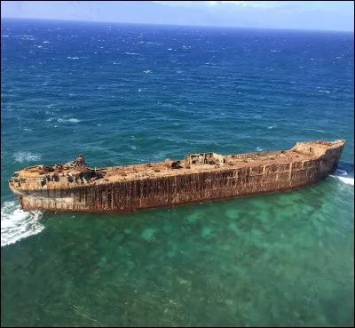 La rive nord de l'île de Lanai, à Hawaï, est aussi appelée ''Shipwreck Beach'' répertoriant plus qu'une douzaine d'épaves de navires. Il semblerait que certains aient été volontairement abandonnés. C'est le cas de celui-ci de 115 m, qui est de 1943 et échoué depuis 1949. Nommez cette plage de 9km et trouvez le nom de cette épave :