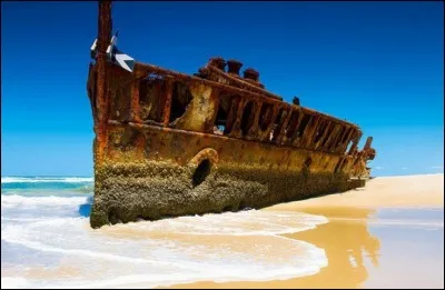 Construit en 1904, il fut utilisé comme navire-hôpital lors de la Première Guerre mondiale. En 1935, pendant qu'il faisait route vers le Japon, un cyclone l'a fait échoué. 
Nommez ce navire et la plage où il a servi de cible de pratique pour l'Armée de l'Air australienne durant la Seconde Guerre mondiale :