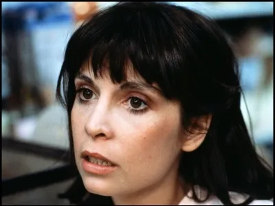 Comment s'appelle la femme du personnage principal ?