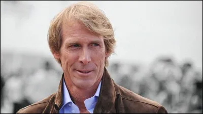 Né le 17 février 1965 à Los Angeles, spécialiste du blockbuster, notamment du film d'action et du film catastrophe, j'ai réalisé la saga ''Transformers'' ainsi que ''No Pain No Gain'' ?