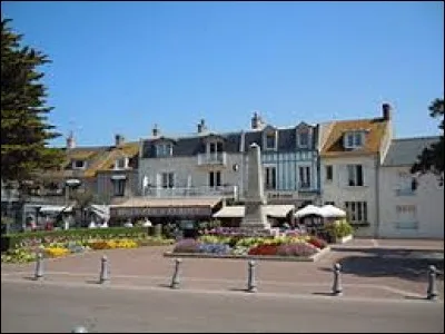 Nous sommes en Normandie, sur la place du Six-Juin de Courseulles-sur-Mer. Ville sur la Côte de Nacre, elle se situe das le département ...