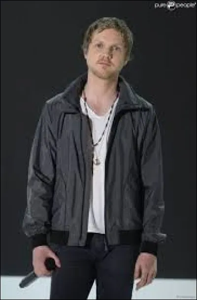 Comment s'appelle le chanteur ?