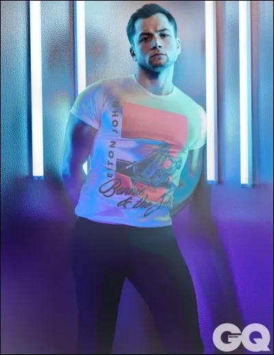 Il est né au Pays de Galles mais il est parti vivre en Angleterre d'où est originaire sa grand-mère.