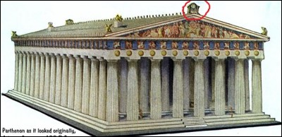 Comment se nomme cette partie du Parthénon le surplombant ?