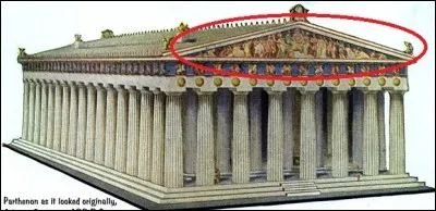 Comme appelle-t-on cette partie d'un monument très présente dans l'architecture antique ?