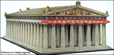 Le Parthénon construit pour honorer le culte d'Athéna possède ceci sur sa devanture, comment cela s'appelle ?
