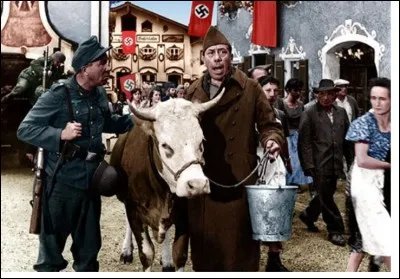 1959- ''La Vache et le prisonnier'' est l'un des films les plus connus du cinéma français. Énorme succès populaire pour Fernandel, l'acteur principal avec sa vache qui s'appelait... rappelez-vous ?